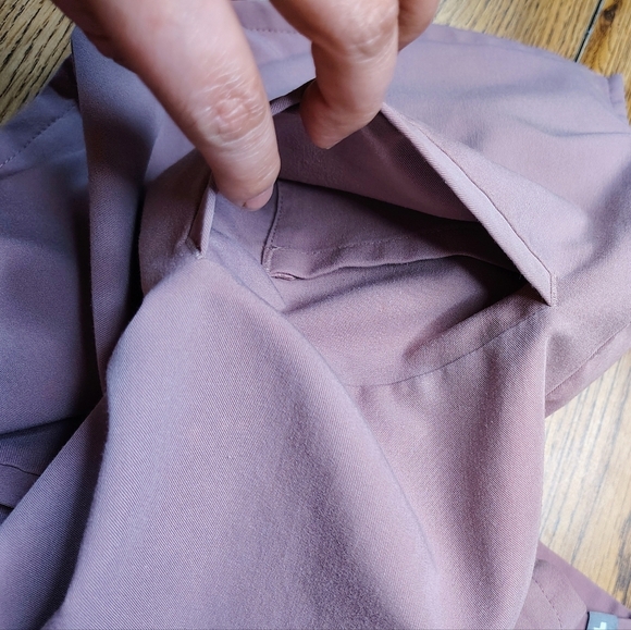 Figs scrub Casma top professional medical, mauve pink,3 pockets, XS. - Picture 3 of 14